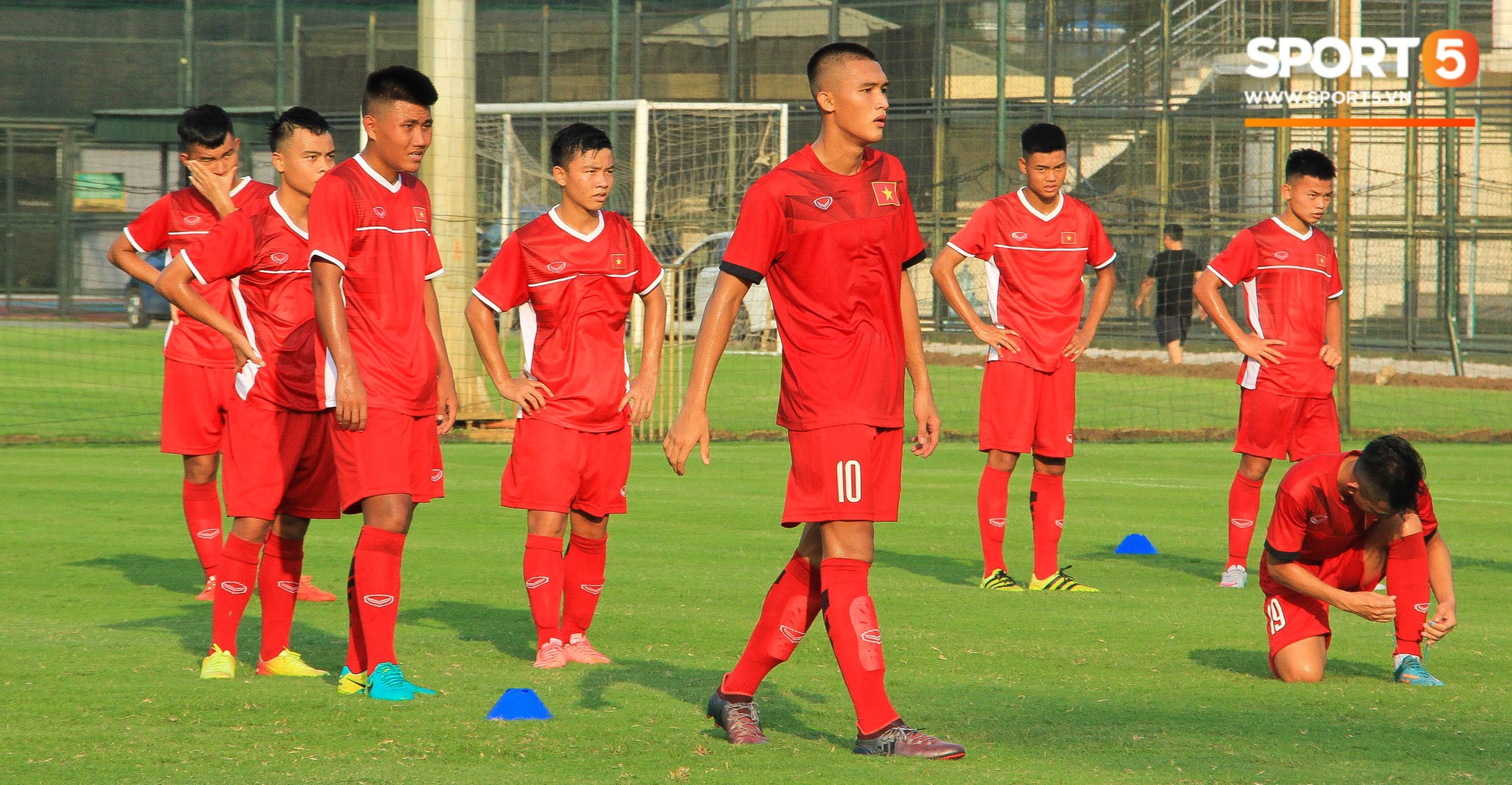 U16 Việt Nam tập luyện hăng say hướng tới giải Đông Nam Á - Ảnh 3.