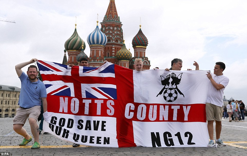 Fan Croatia mang lá cờ khổng lồ, người Anh mặc áo gile đến tiếp lửa đội nhà - Ảnh 2.
