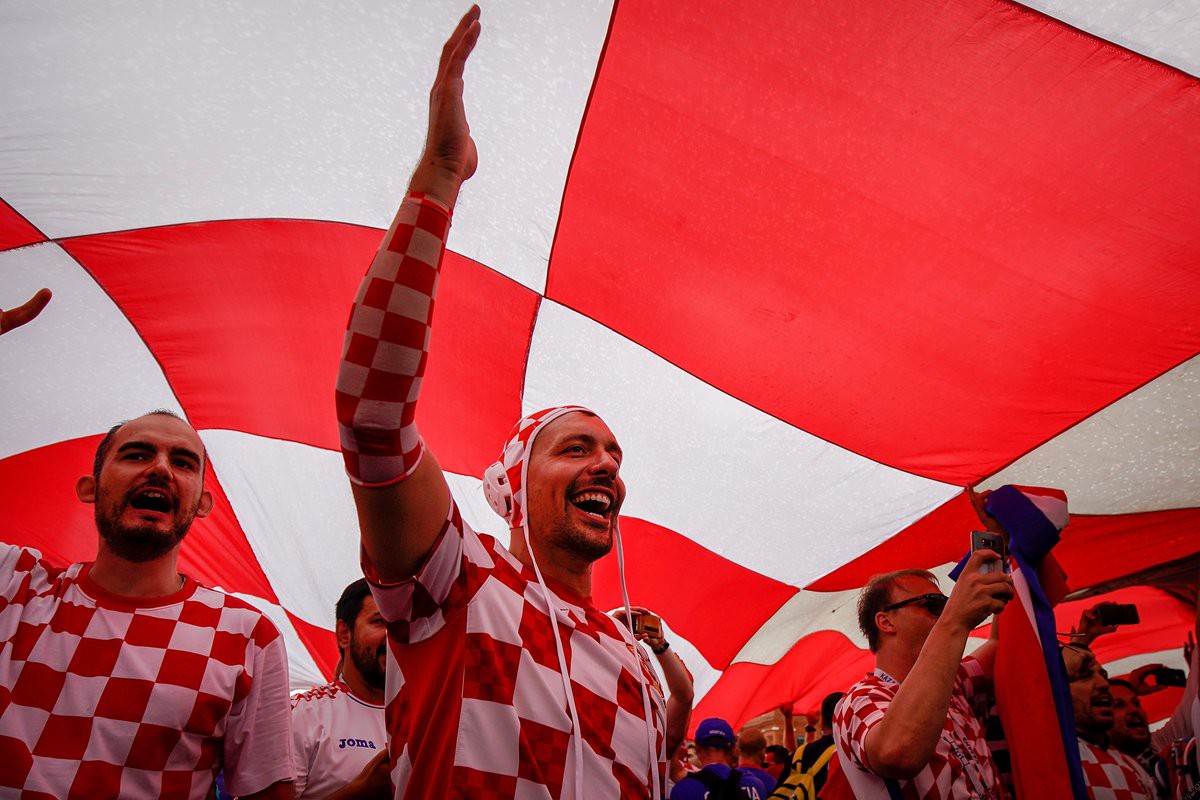 Fan Croatia mang lá cờ khổng lồ, người Anh mặc áo gile đến tiếp lửa đội nhà - Ảnh 9.