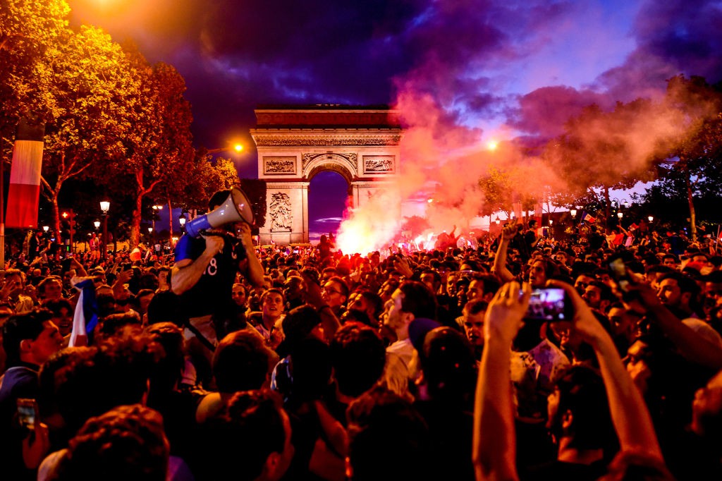 Khoảnh khắc sung sướng của cầu thủ và người dân Pháp sau 12 năm đợi chờ - Ảnh 18.
