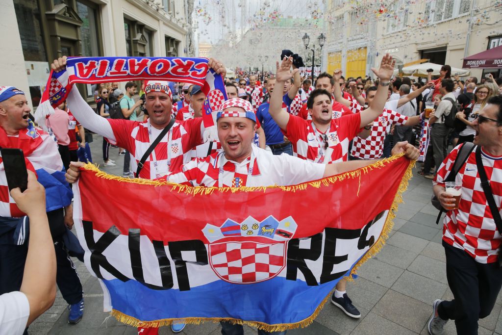 Fan Croatia mang lá cờ khổng lồ, người Anh mặc áo gile đến tiếp lửa đội nhà - Ảnh 7.