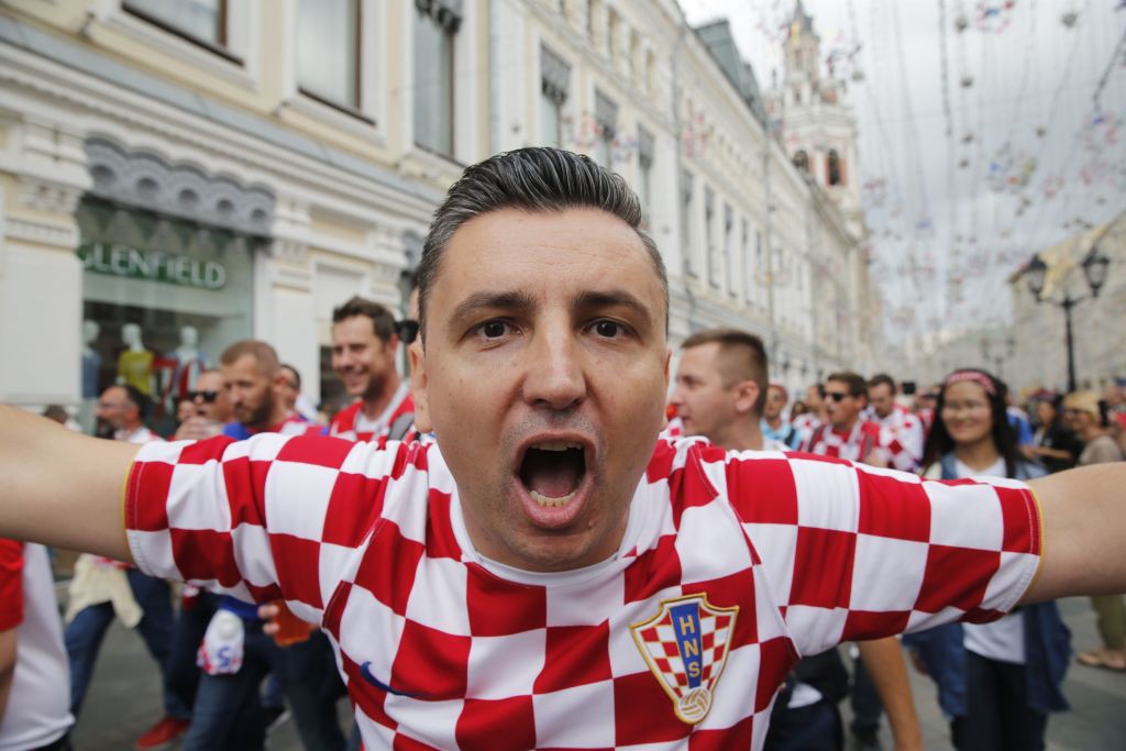 Fan Croatia mang lá cờ khổng lồ, người Anh mặc áo gile đến tiếp lửa đội nhà - Ảnh 10.