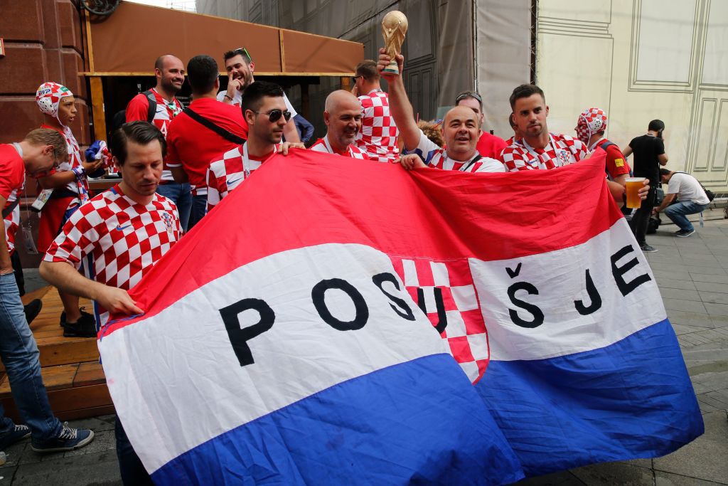 Fan Croatia mang lá cờ khổng lồ, người Anh mặc áo gile đến tiếp lửa đội nhà - Ảnh 11.