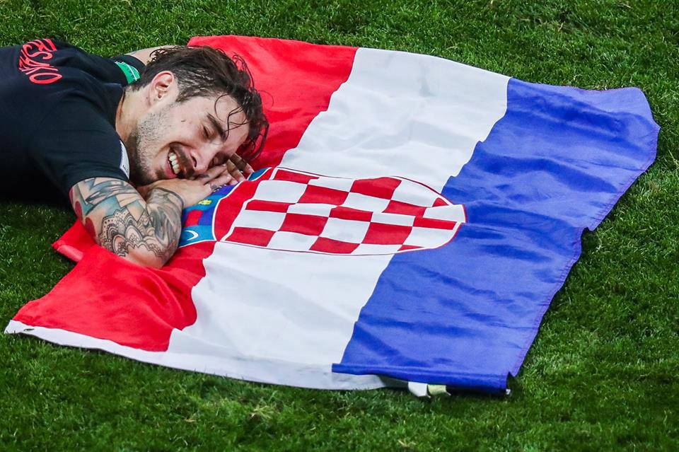 Cặp trung vệ ôm nhau tình tứ, quốc kỳ Croatia biến thành chiếc gối êm ái của hậu vệ Vrsaljko - Ảnh 5.