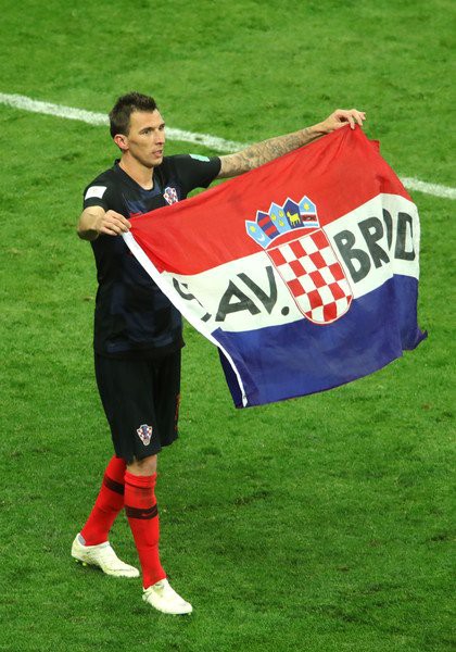 Cặp trung vệ ôm nhau tình tứ, quốc kỳ Croatia biến thành chiếc gối êm ái của hậu vệ Vrsaljko - Ảnh 16.