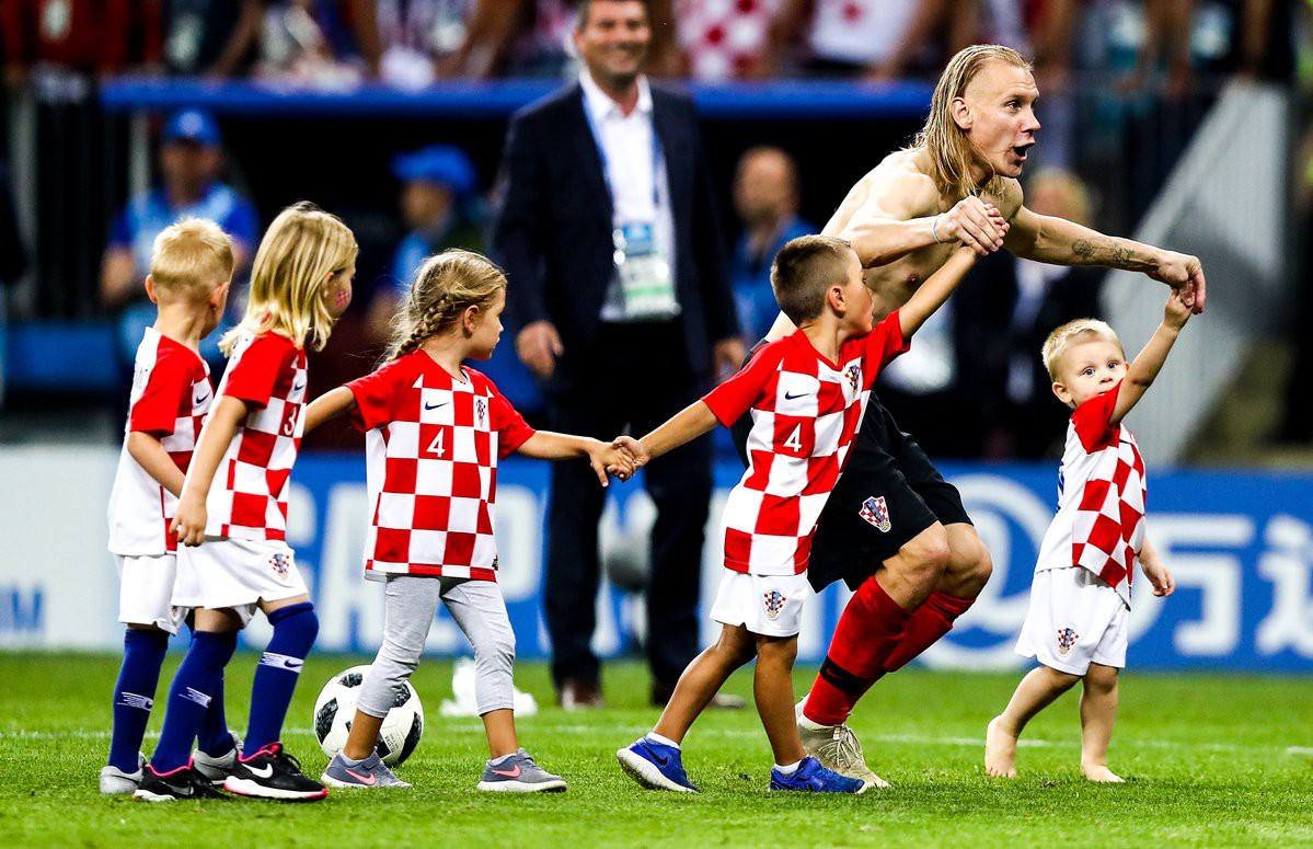 Cặp trung vệ ôm nhau tình tứ, quốc kỳ Croatia biến thành chiếc gối êm ái của hậu vệ Vrsaljko - Ảnh 7.