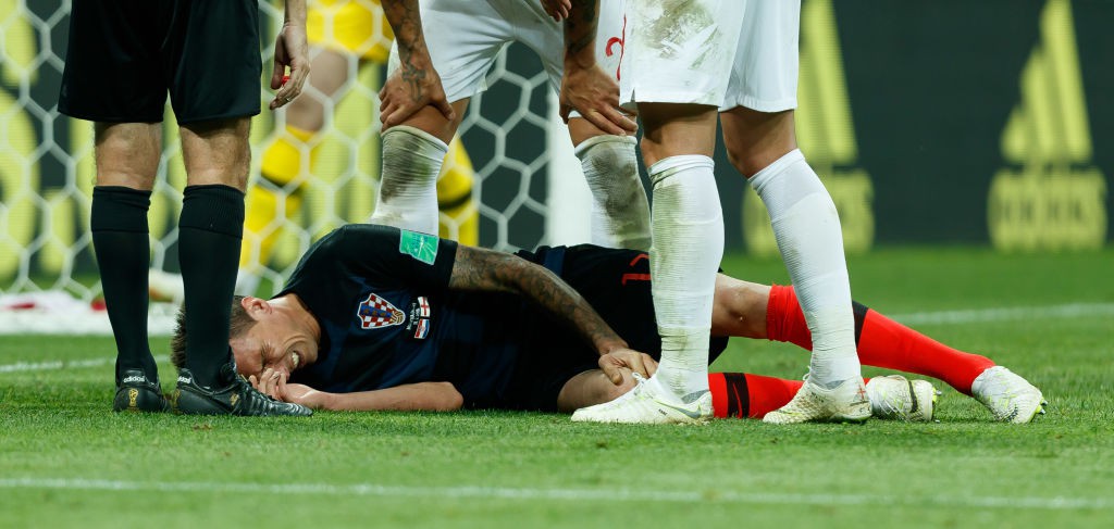 Hành động đẹp của các cầu thủ Croatia sau khi xô nhau ngã đè lên nhiếp ảnh gia - Ảnh 2.