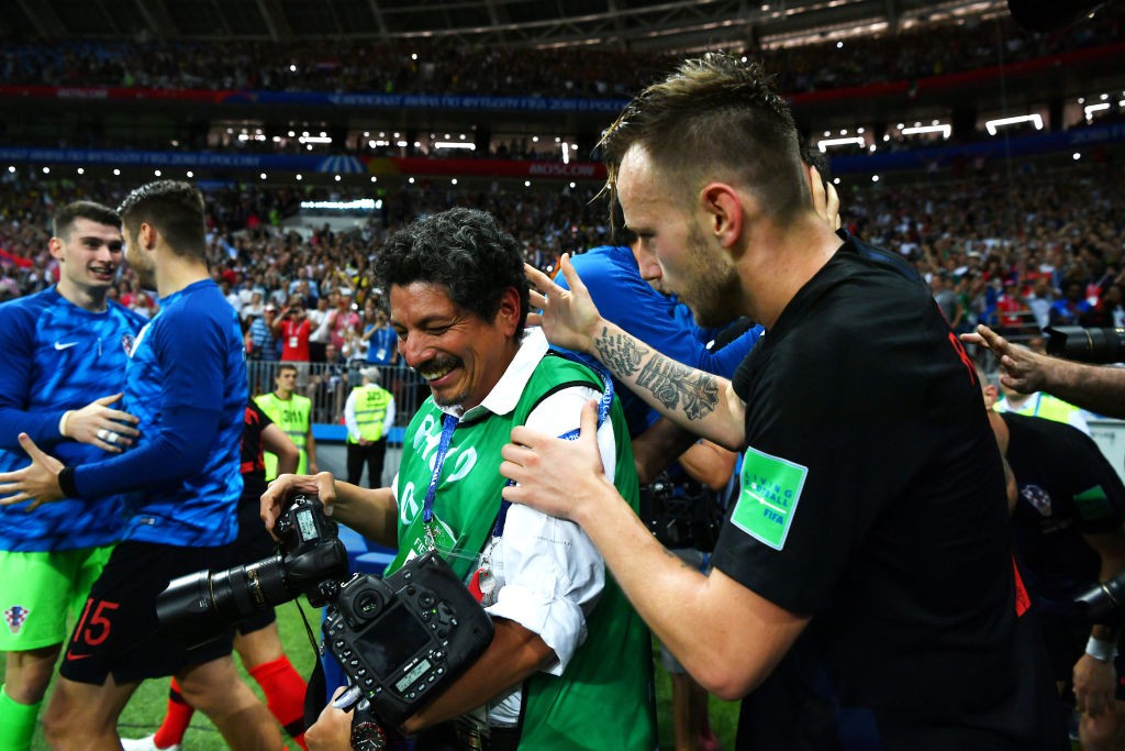 Hành động đẹp của các cầu thủ Croatia sau khi xô nhau ngã đè lên nhiếp ảnh gia - Ảnh 9.