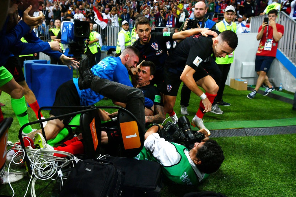 Hành động đẹp của các cầu thủ Croatia sau khi xô nhau ngã đè lên nhiếp ảnh gia - Ảnh 6.