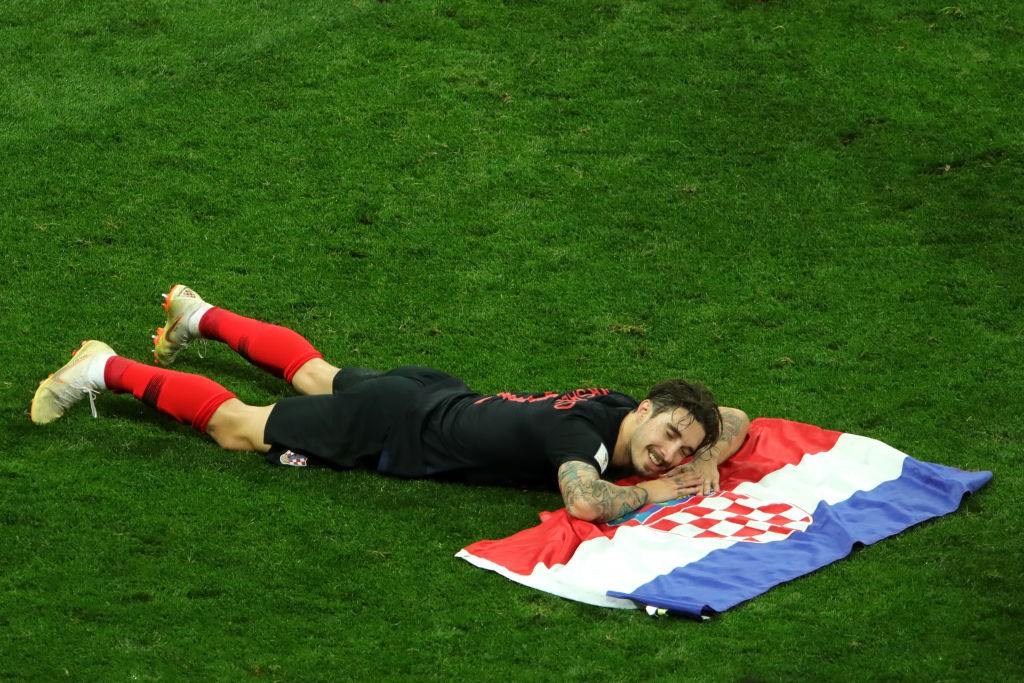 Cặp trung vệ ôm nhau tình tứ, quốc kỳ Croatia biến thành chiếc gối êm ái của hậu vệ Vrsaljko - Ảnh 4.