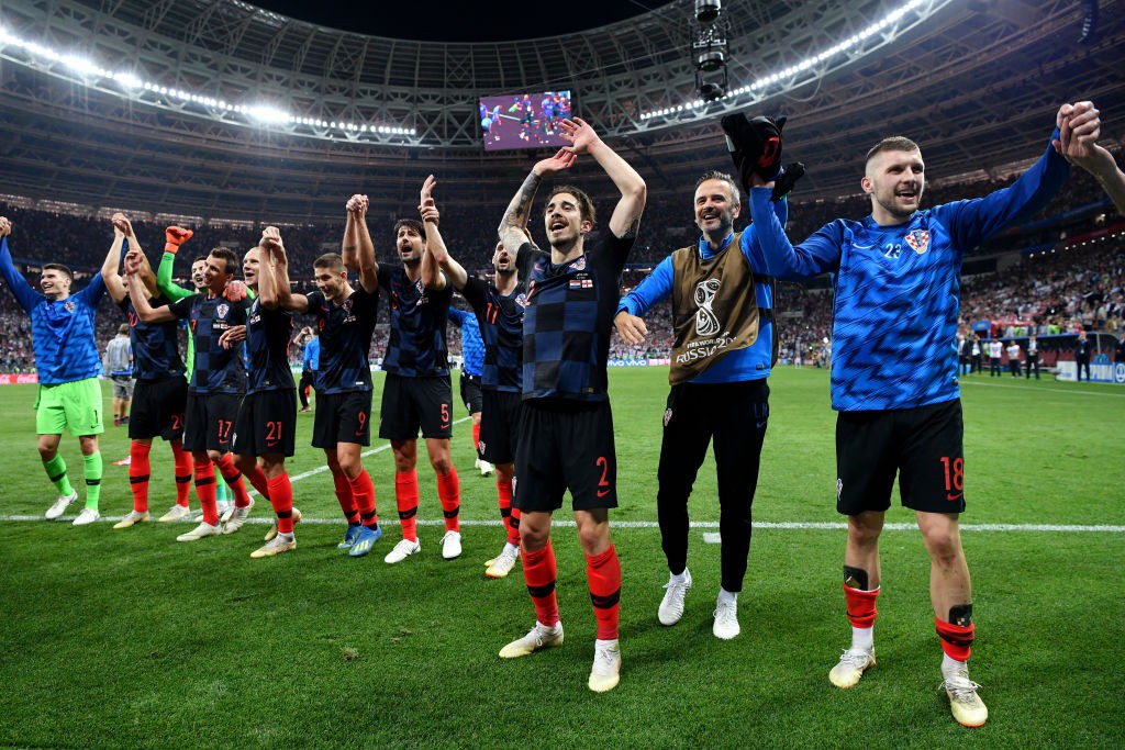 Cặp trung vệ ôm nhau tình tứ, quốc kỳ Croatia biến thành chiếc gối êm ái của hậu vệ Vrsaljko - Ảnh 1.