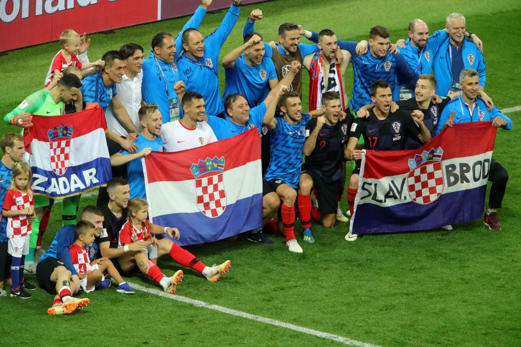 Cặp trung vệ ôm nhau tình tứ, quốc kỳ Croatia biến thành chiếc gối êm ái của hậu vệ Vrsaljko - Ảnh 2.