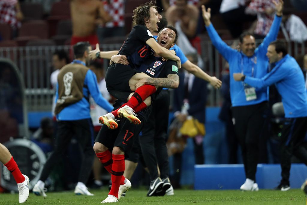 Cặp trung vệ ôm nhau tình tứ, quốc kỳ Croatia biến thành chiếc gối êm ái của hậu vệ Vrsaljko - Ảnh 13.