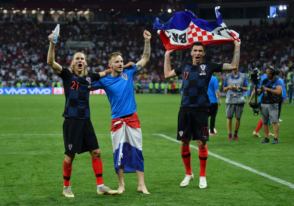 Cặp trung vệ ôm nhau tình tứ, quốc kỳ Croatia biến thành chiếc gối êm ái của hậu vệ Vrsaljko - Ảnh 10.
