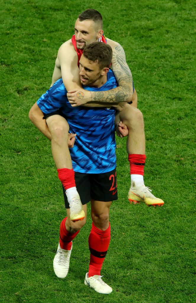 Cặp trung vệ ôm nhau tình tứ, quốc kỳ Croatia biến thành chiếc gối êm ái của hậu vệ Vrsaljko - Ảnh 15.