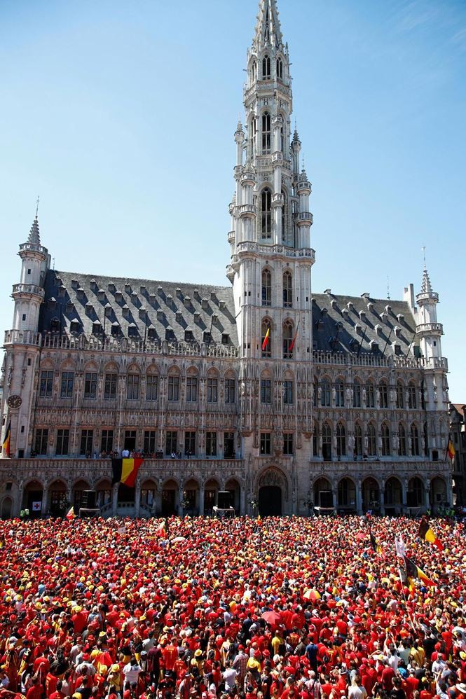 Biển người áo đỏ quẩy cực sung ở quảng trường để chào mừng những người hùng tuyển Bỉ - Ảnh 10.