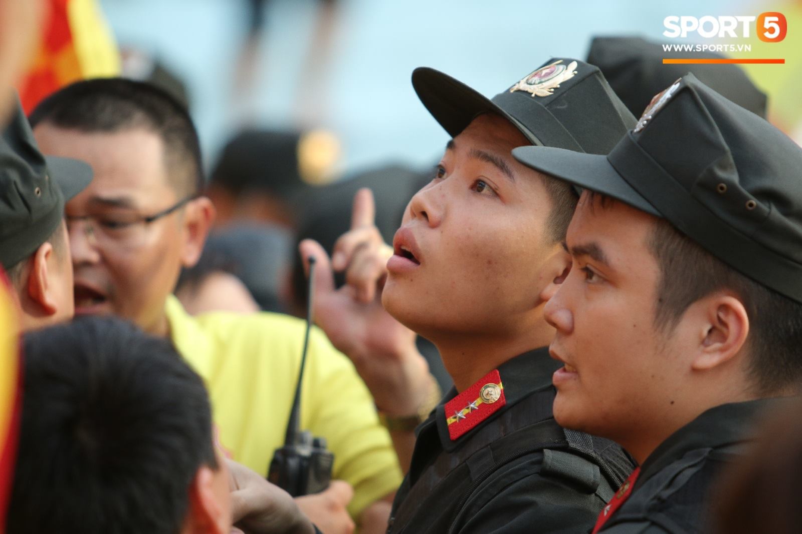Lực lượng an ninh vất vả làm việc trên khán đài trận Hà Nội FC vs Nam Định  - Ảnh 2.