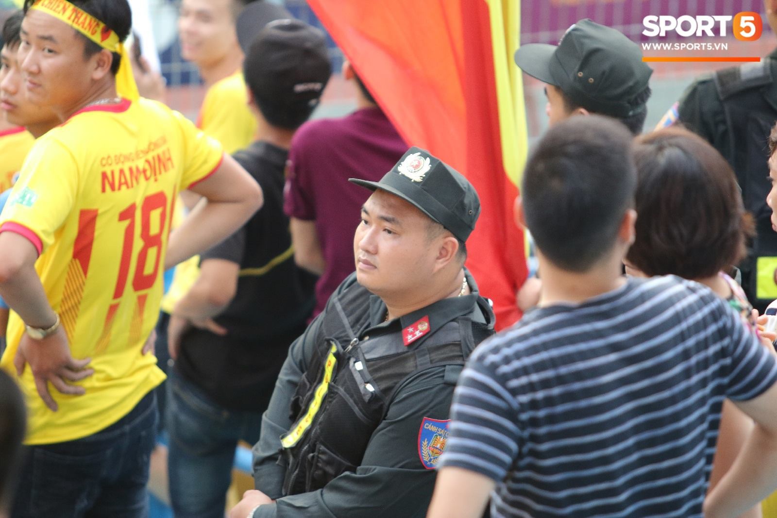 Lực lượng an ninh vất vả làm việc trên khán đài trận Hà Nội FC vs Nam Định  - Ảnh 3.