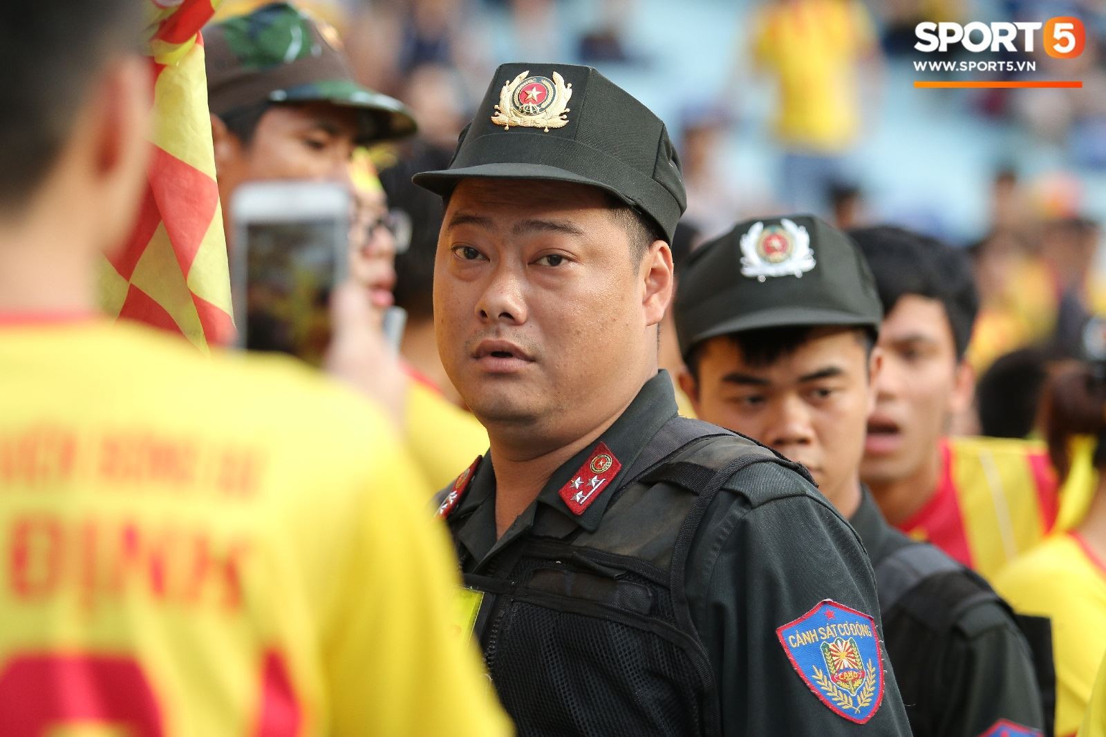 Lực lượng an ninh vất vả làm việc trên khán đài trận Hà Nội FC vs Nam Định  - Ảnh 9.