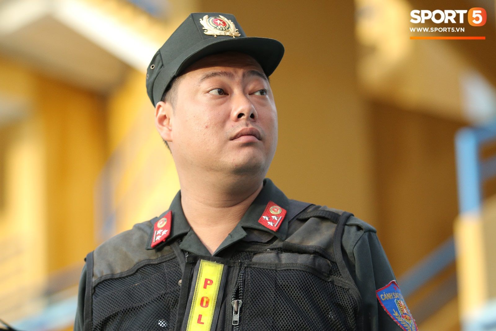 Lực lượng an ninh vất vả làm việc trên khán đài trận Hà Nội FC vs Nam Định  - Ảnh 11.