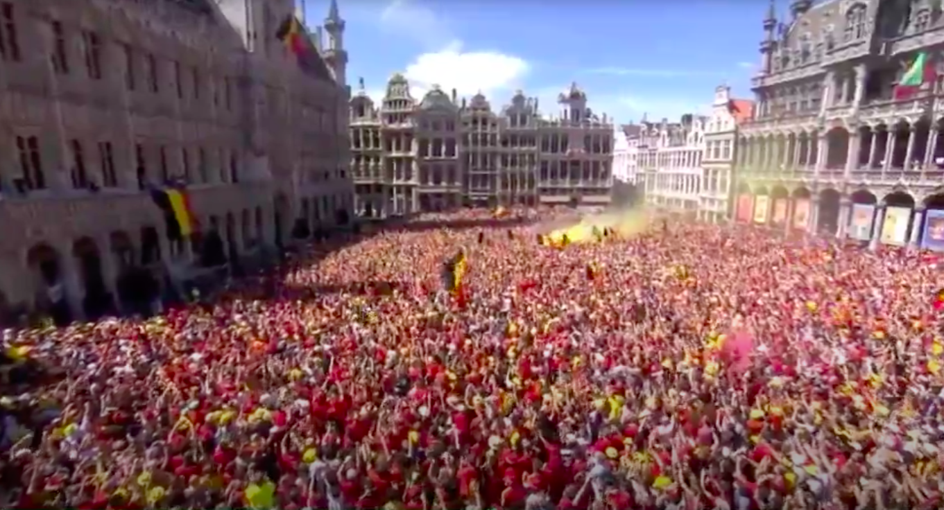 Biển người áo đỏ quẩy cực sung ở quảng trường để chào mừng những người hùng tuyển Bỉ - Ảnh 9.