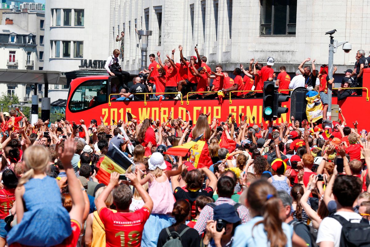 Biển người áo đỏ quẩy cực sung ở quảng trường để chào mừng những người hùng tuyển Bỉ - Ảnh 8.