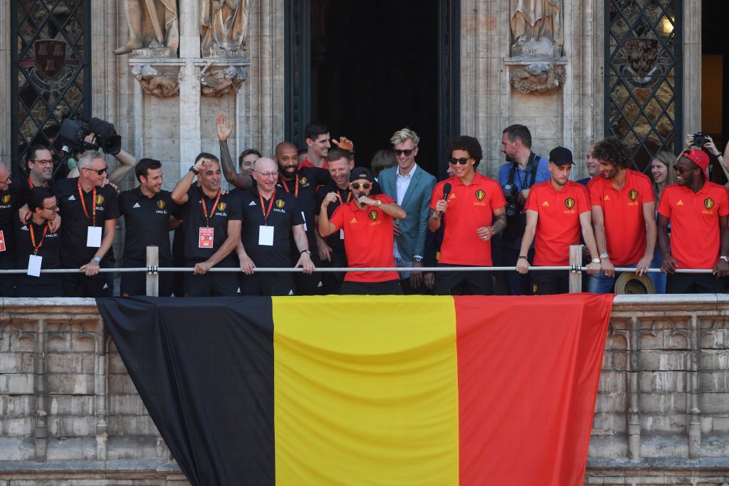 Biển người áo đỏ quẩy cực sung ở quảng trường để chào mừng những người hùng tuyển Bỉ - Ảnh 11.