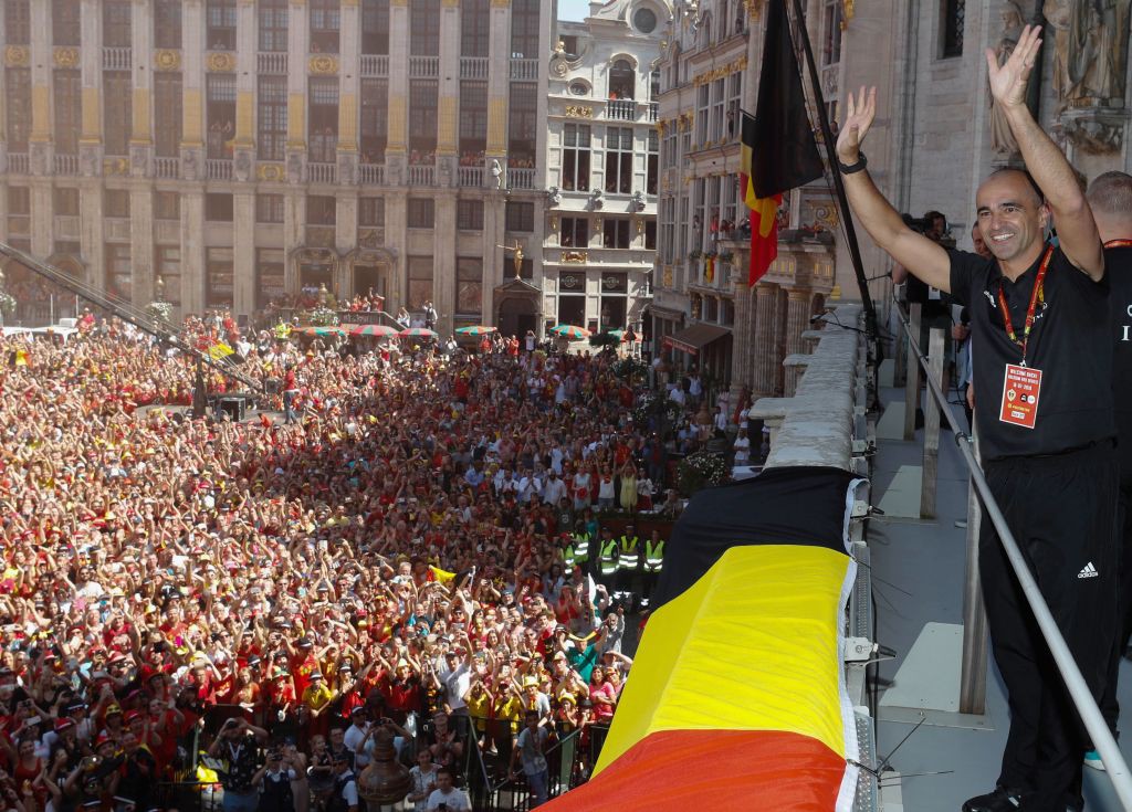 Biển người áo đỏ quẩy cực sung ở quảng trường để chào mừng những người hùng tuyển Bỉ - Ảnh 12.