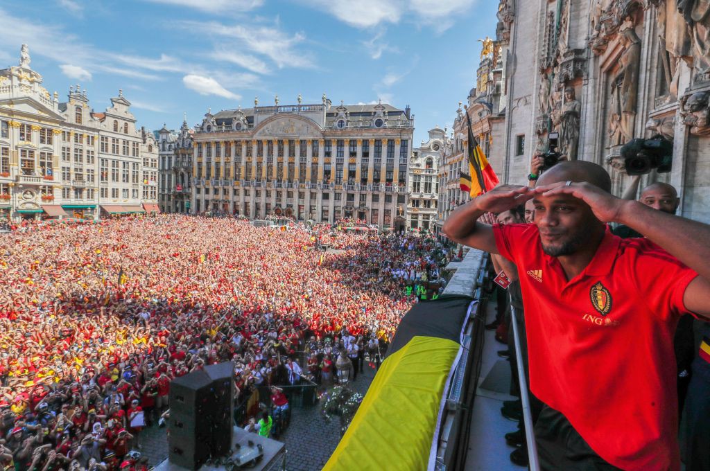 Biển người áo đỏ quẩy cực sung ở quảng trường để chào mừng những người hùng tuyển Bỉ - Ảnh 14.
