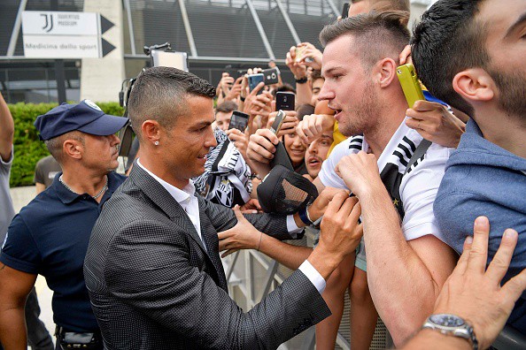 10.000 CĐV Juve chào mừng Ronaldo đến kiểm tra y tế - Ảnh 6.