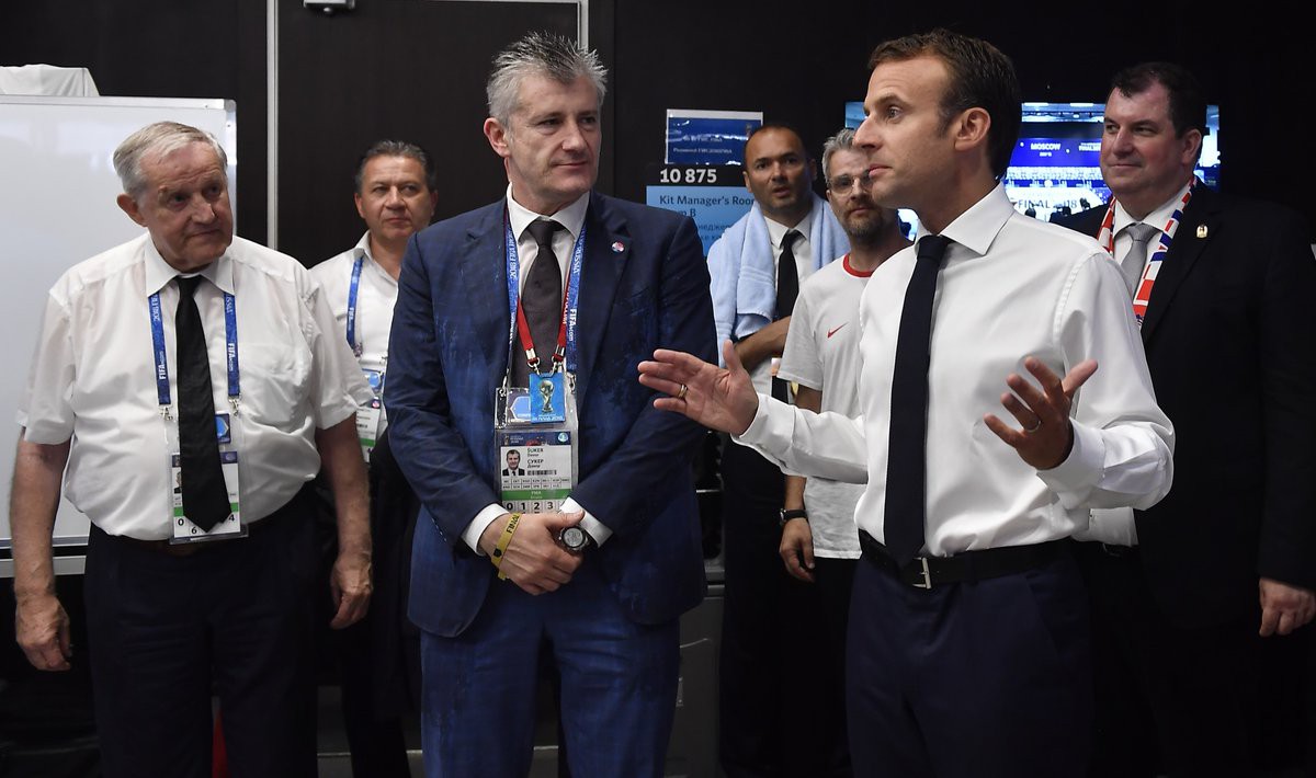 Chuyện hiếm thấy trong bóng đá: Tổng thống Pháp vào phòng thay đồ Croatia động viên đội thua cuộc - Ảnh 3.