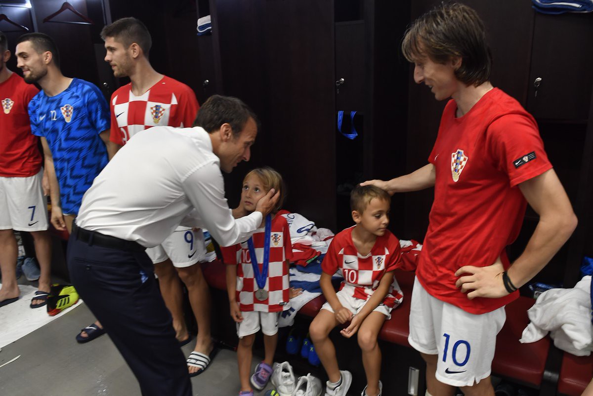 Chuyện hiếm thấy trong bóng đá: Tổng thống Pháp vào phòng thay đồ Croatia động viên đội thua cuộc - Ảnh 4.