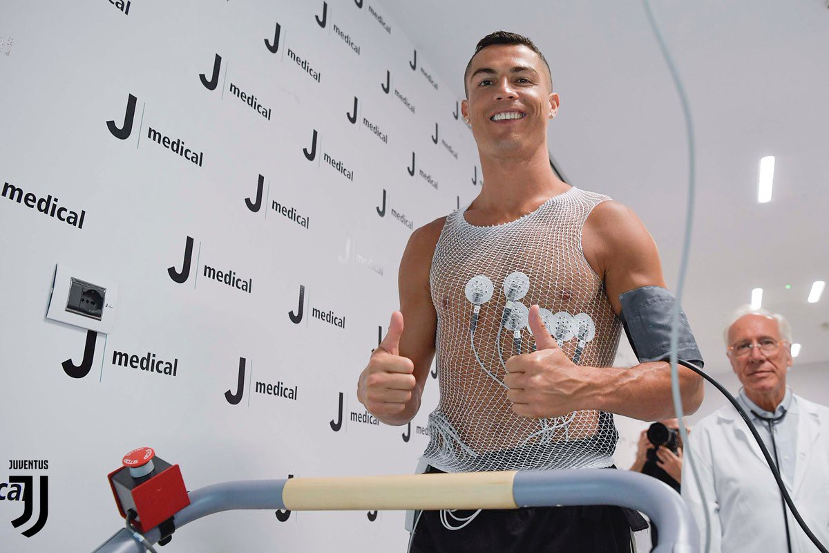 10.000 CĐV Juve chào mừng Ronaldo đến kiểm tra y tế - Ảnh 10.