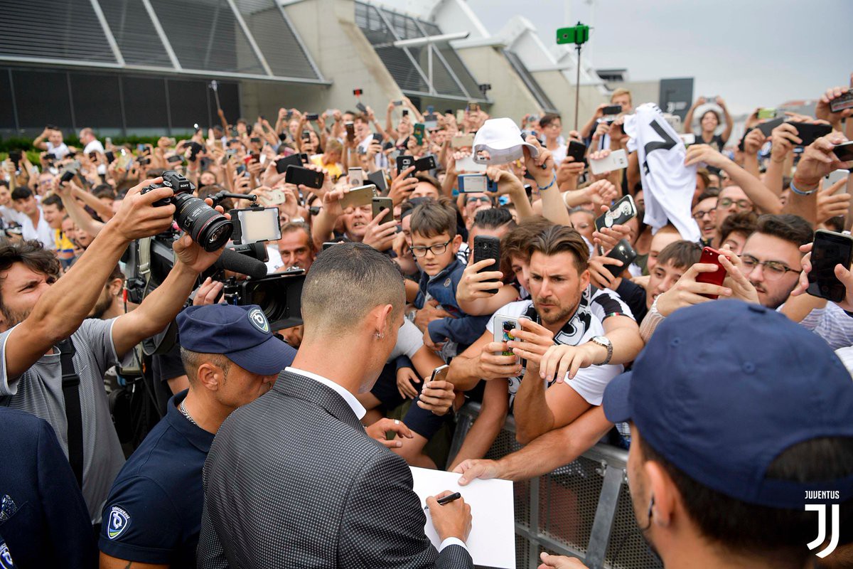 10.000 CĐV Juve chào mừng Ronaldo đến kiểm tra y tế - Ảnh 7.