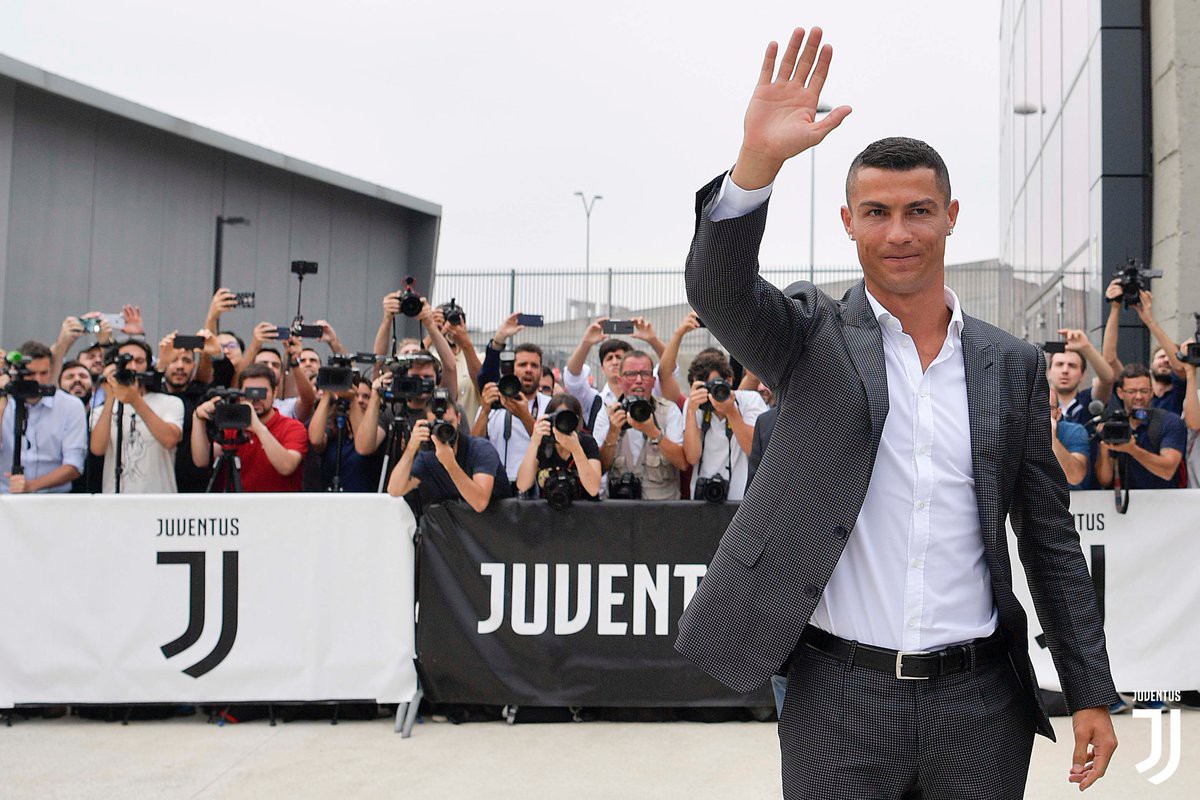 10.000 CĐV Juve chào mừng Ronaldo đến kiểm tra y tế - Ảnh 3.