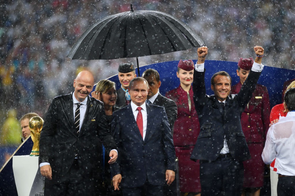 Màn nâng cúp dưới cơn mưa tầm tã độc nhất vô nhị trong lịch sử World Cup - Ảnh 2.