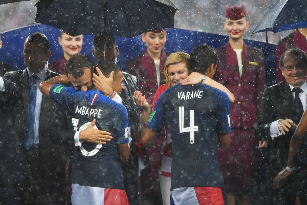 Chuyện hiếm thấy trong bóng đá: Tổng thống Pháp vào phòng thay đồ Croatia động viên đội thua cuộc - Ảnh 2.