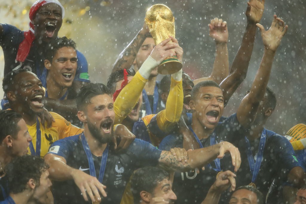 Màn nâng cúp dưới cơn mưa tầm tã độc nhất vô nhị trong lịch sử World Cup - Ảnh 6.