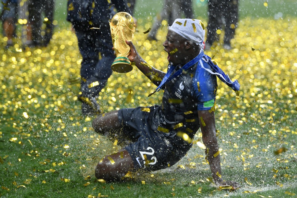 Màn nâng cúp dưới cơn mưa tầm tã độc nhất vô nhị trong lịch sử World Cup - Ảnh 21.