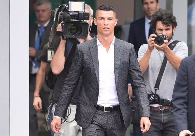 10.000 CĐV Juve chào mừng Ronaldo đến kiểm tra y tế - Ảnh 1.