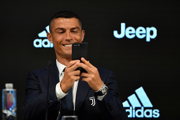 Ronaldo đã chinh phục người hâm mộ như thế nào trong buổi ra mắt Juventus? - Ảnh 2.