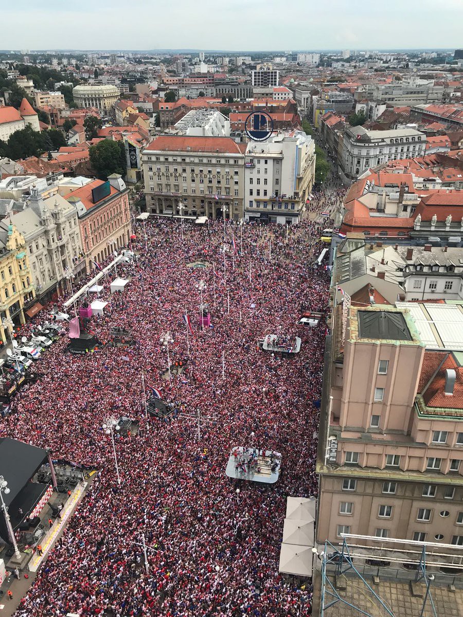 Giống U23 Việt Nam, tuyển Croatia đứng 6 tiếng trên xe buýt mới về đến trung tâm thủ đô - Ảnh 15.