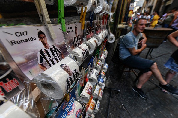 CĐV Napoli bày bán giấy vệ sinh in mặt Ronaldo - Ảnh 3.