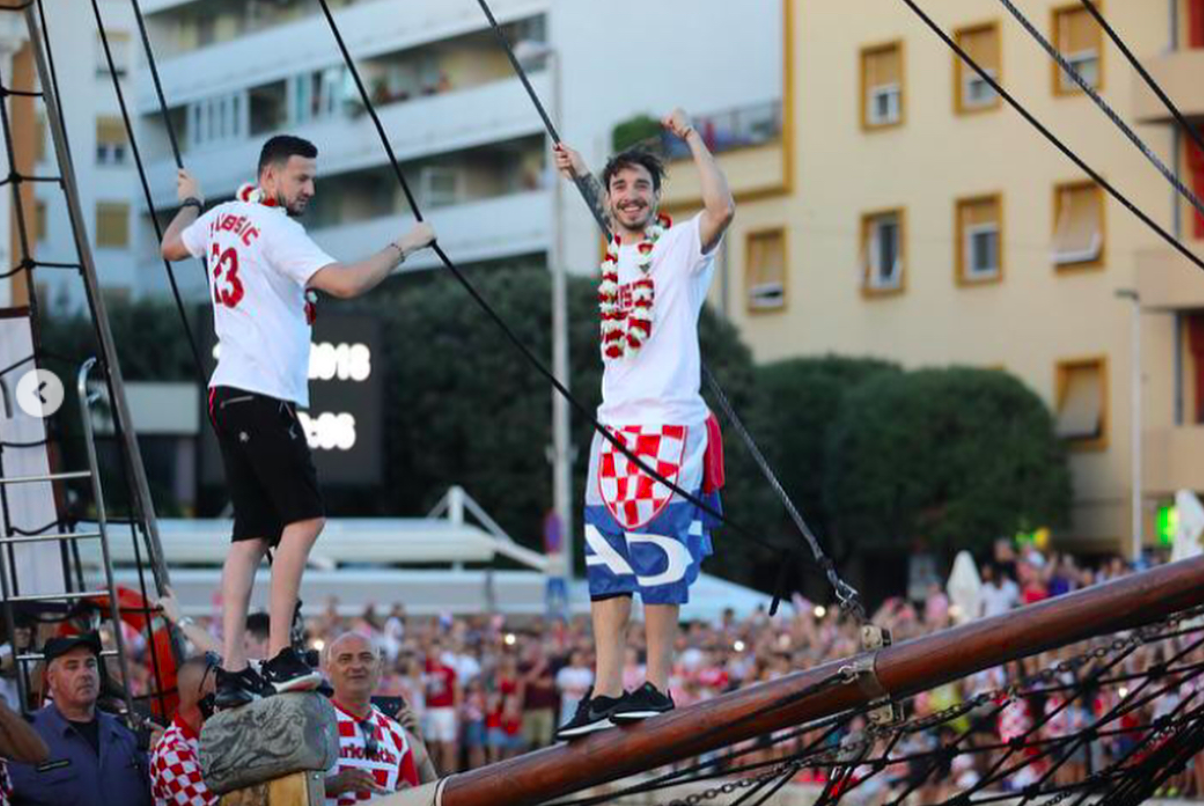 Pháo sáng, trực thăng và hàng trăm chiếc thuyền tạo nên màn diễu hành trên biển ấn tượng của Modric với người dân quê nhà Zadar - Ảnh 5.