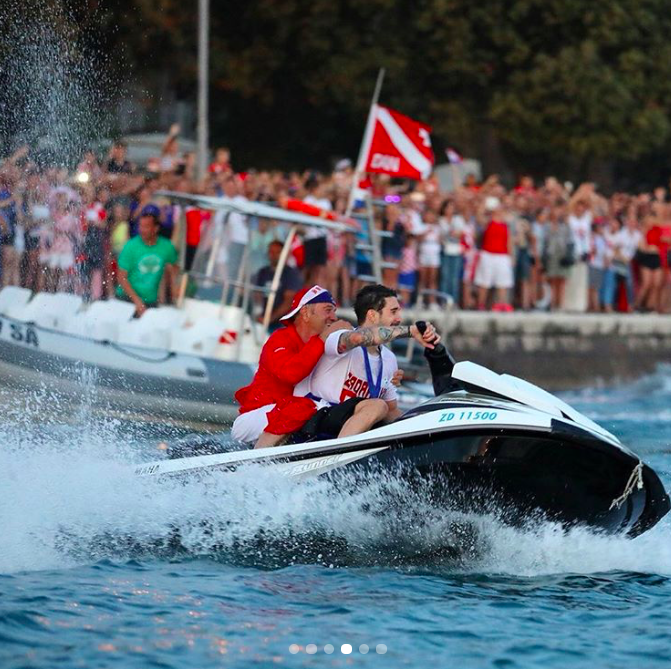 Pháo sáng, trực thăng và hàng trăm chiếc thuyền tạo nên màn diễu hành trên biển ấn tượng của Modric với người dân quê nhà Zadar - Ảnh 8.