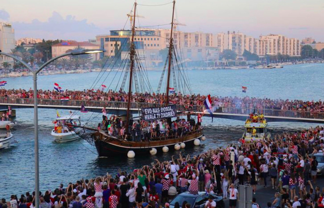 Pháo sáng, trực thăng và hàng trăm chiếc thuyền tạo nên màn diễu hành trên biển ấn tượng của Modric với người dân quê nhà Zadar - Ảnh 11.