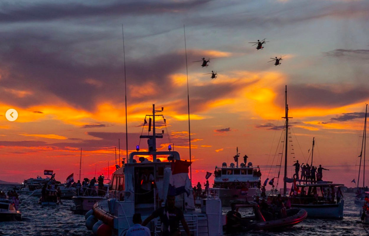 Pháo sáng, trực thăng và hàng trăm chiếc thuyền tạo nên màn diễu hành trên biển ấn tượng của Modric với người dân quê nhà Zadar - Ảnh 12.