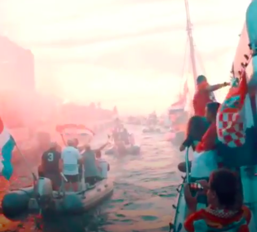 Pháo sáng, trực thăng và hàng trăm chiếc thuyền tạo nên màn diễu hành trên biển ấn tượng của Modric với người dân quê nhà Zadar - Ảnh 13.