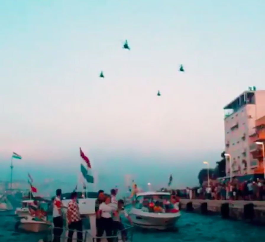 Pháo sáng, trực thăng và hàng trăm chiếc thuyền tạo nên màn diễu hành trên biển ấn tượng của Modric với người dân quê nhà Zadar - Ảnh 14.