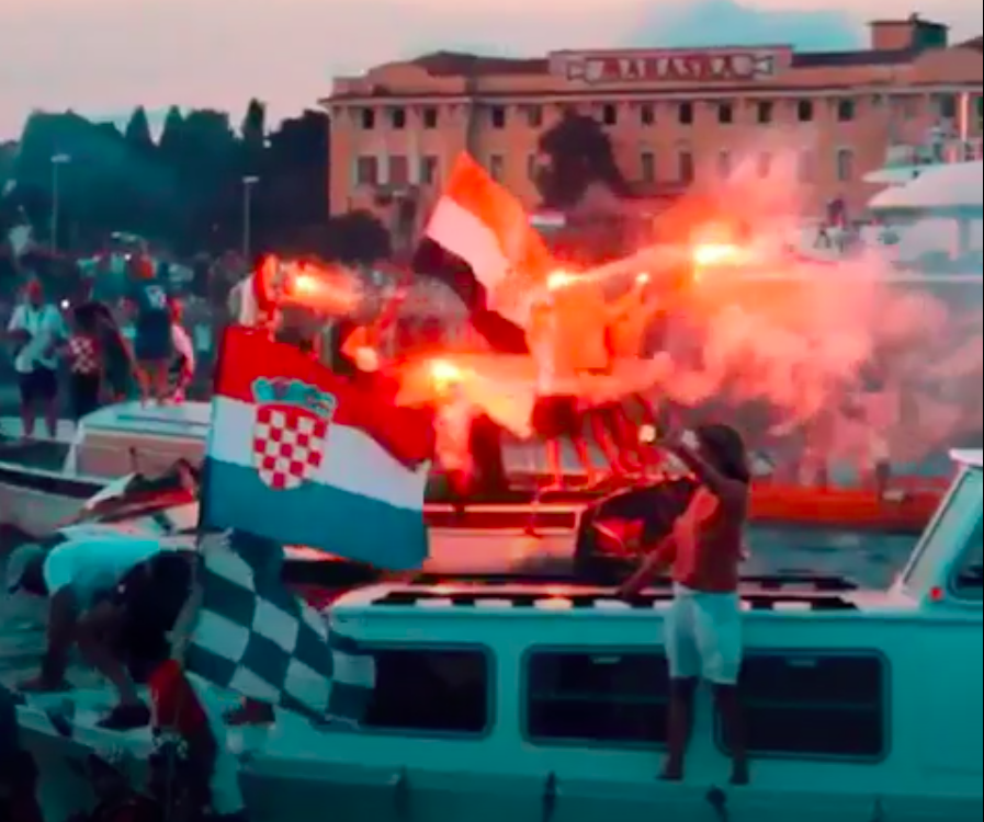 Pháo sáng, trực thăng và hàng trăm chiếc thuyền tạo nên màn diễu hành trên biển ấn tượng của Modric với người dân quê nhà Zadar - Ảnh 15.